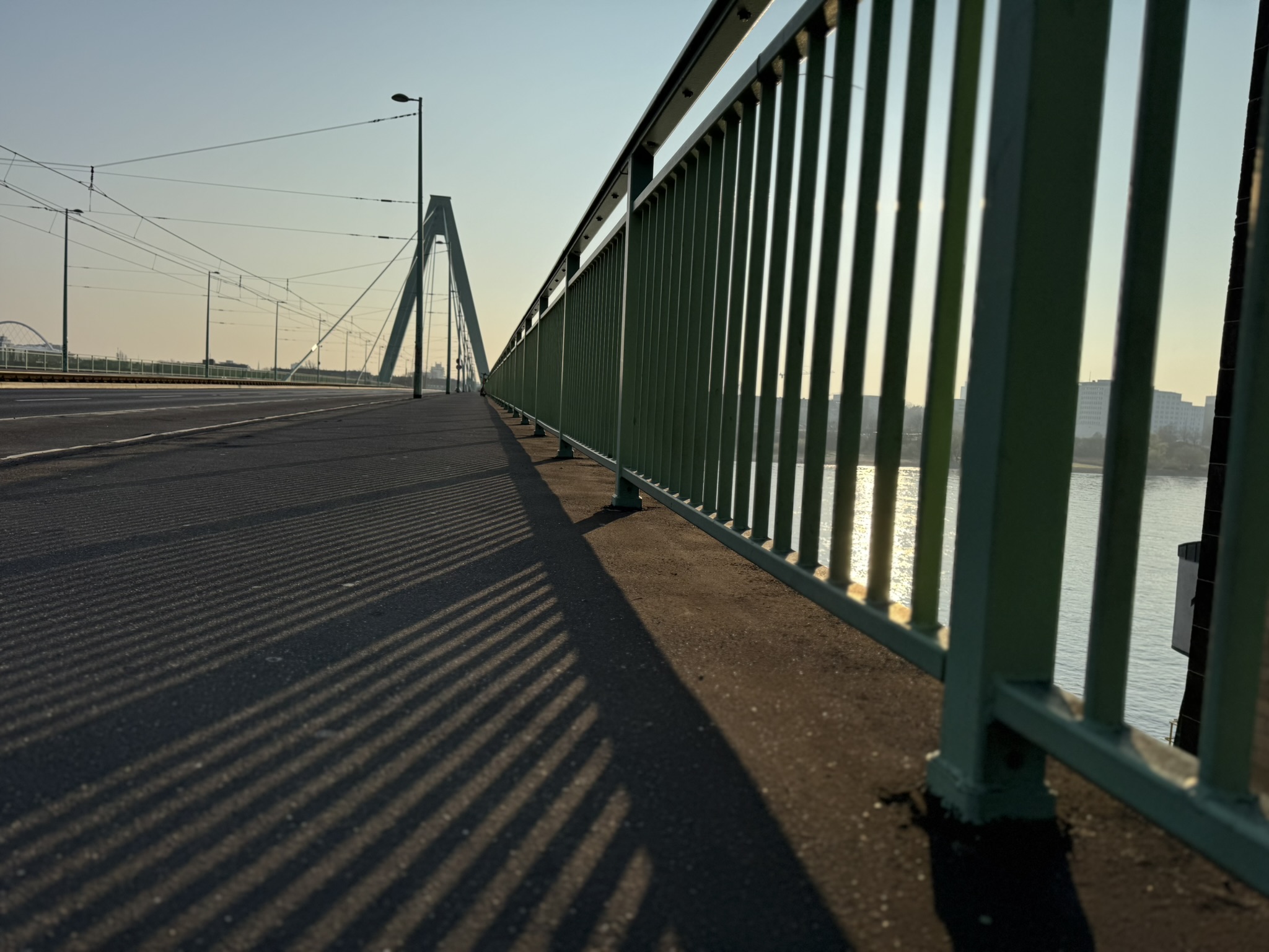 Severinsbrücke, Köln — Blick über den Rhein im Abendlicht